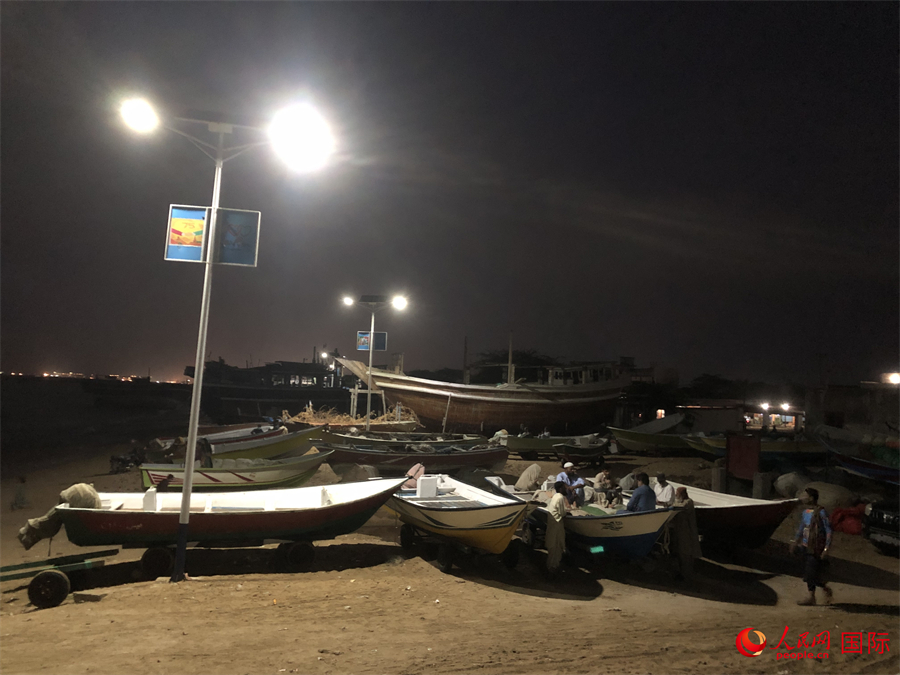在瓜达尔地区的海边，中方捐建的路灯为当地渔民提供极大便利。人民网 瓦卡尔·艾哈迈德摄
