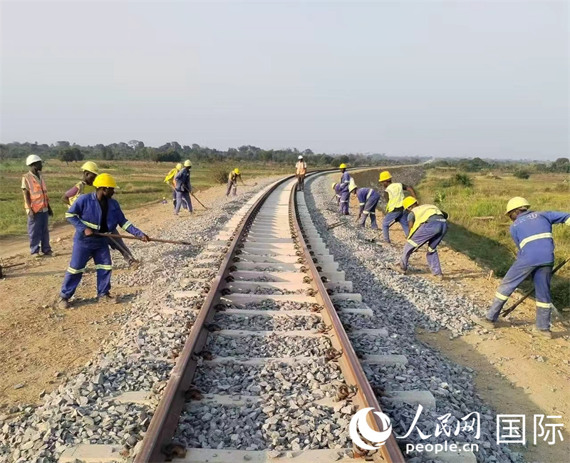 工人们正在施工作业。人民网记者黄培昭摄