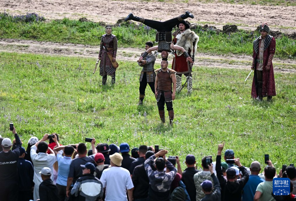 6月27日，在哈萨克斯坦阿拉木图州卡尔卡拉，人们观看演员表演。