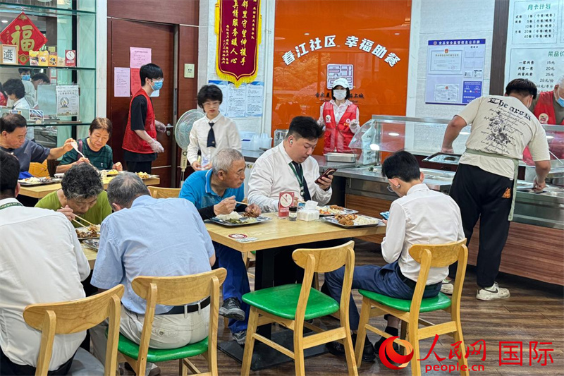2026年6月12日，春江社区居民在幸福助餐点用餐。人民网记者 吴超岚摄