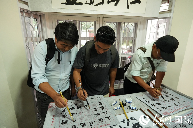 尼泊尔民众体验中国书法。人民网记者 李墨摄