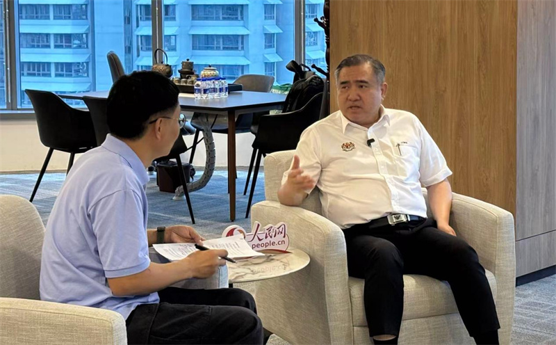 马来西亚交通部部长陆兆福（右）接受人民网记者专访。  赵飞摄