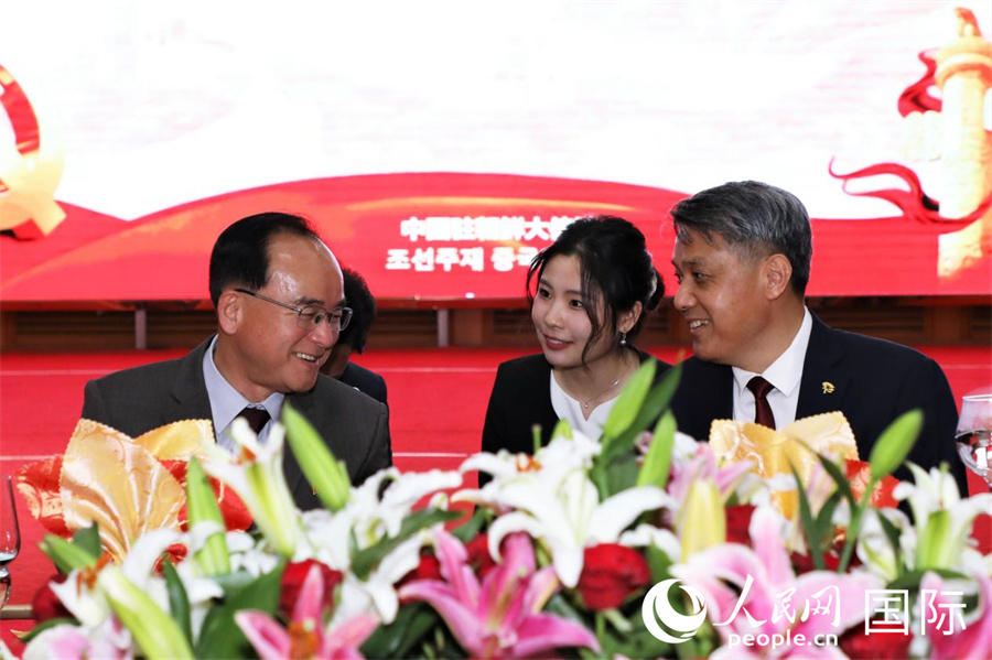 6月30日，中国驻朝鲜使馆举办庆祝中国共产党成立105周年招待会。图为招待会期间，王亚军与赵桶元亲切交谈。 人民网记者 刘融摄