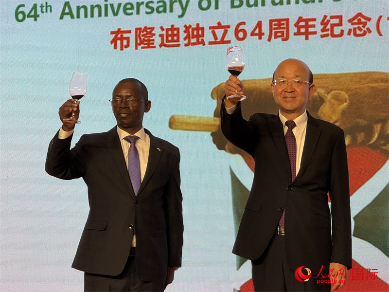 非洲联盟轮值主席国代表、布隆迪驻华大使特雷斯弗尔·伊拉姆博纳与中国政府非洲事务特别代表刘显法向与会嘉宾致意。 人民网 宋歌摄
