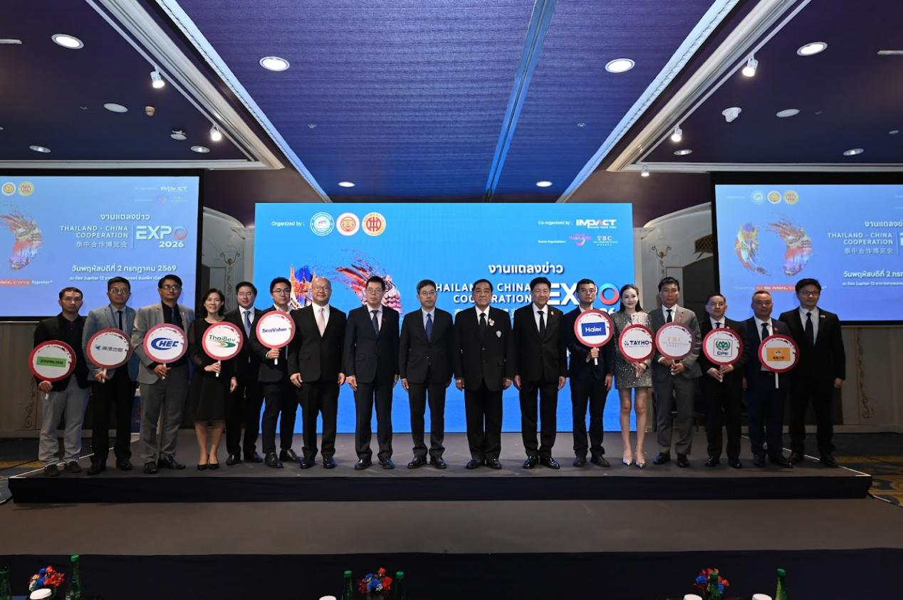 泰国贸易院主席陈培强,泰国中华总商会主席林楚钦,泰国中国企业总商会主席刘全雷,IMPACT会展管理有限公司首席执行官黄瑞鹏与展商代表合影 活动主办方供图