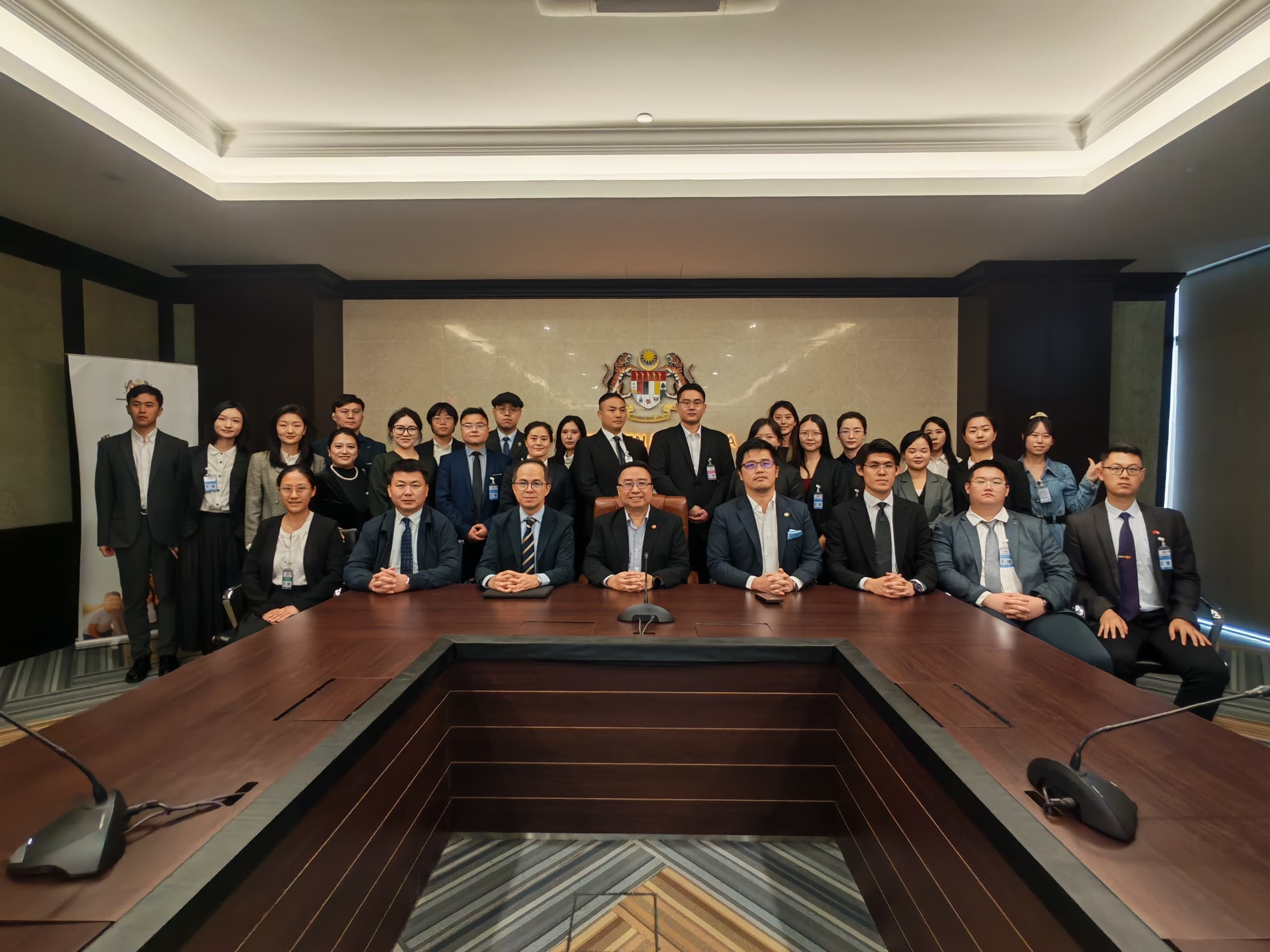 在马中国博士生及教师代表走进马来西亚国会与科技创新部官员进行交流。主办方供图