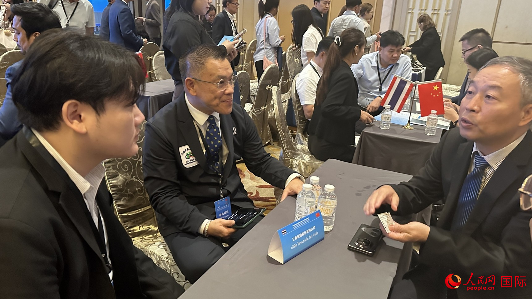 中泰企业开展一对一商务洽谈。人民网记者 白元琪摄