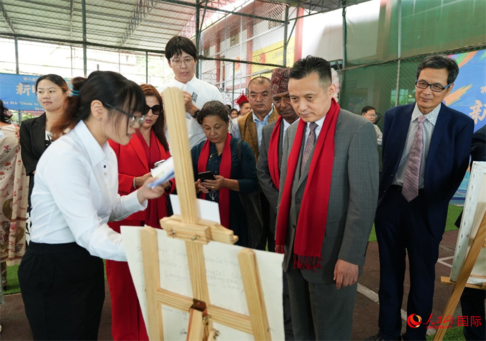 中国驻尼泊尔大使张茂明等参观画展。人民网记者 李墨摄