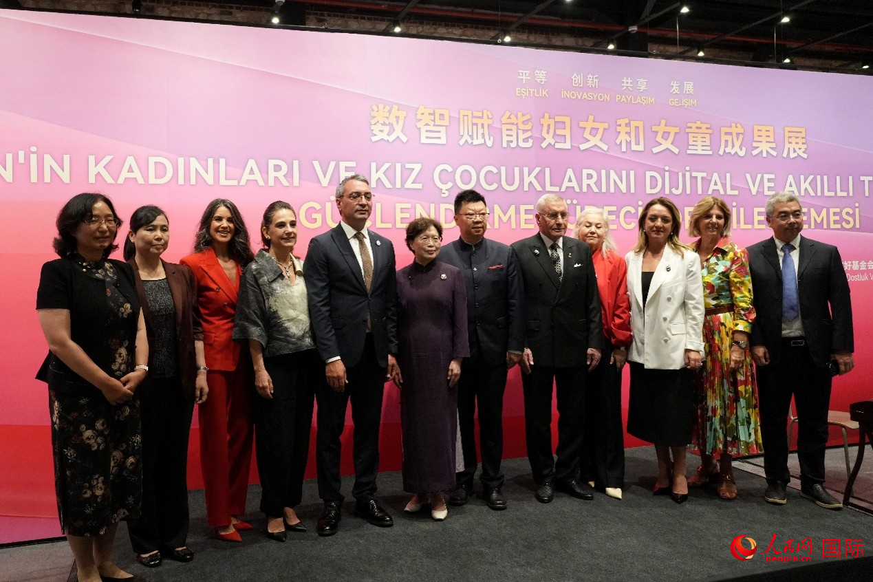 与会嘉宾合影。人民网记者 李明摄