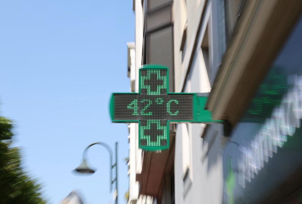 这是6月22日在法国巴黎拍摄的一家药店外的电子温度显示牌。新华社记者邬惠我摄
