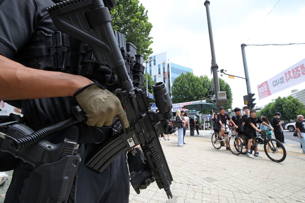 2023年8月6日，全副武装的特警在韩国首尔江南区街头巡逻。新华社/纽西斯通讯社