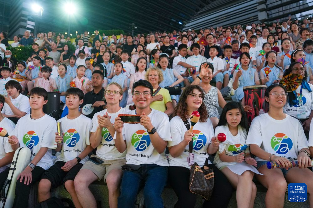 7月14日，青少年音乐爱好者和常州市民在音乐会现场观看节目。新华社记者 李博 摄