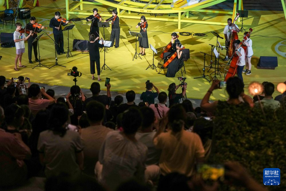 7月14日，中美青少年音乐爱好者在音乐会现场进行表演。新华社记者 李博 摄
