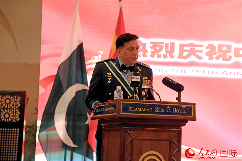 巴基斯坦空军参谋长扎希尔·西杜在招待会上致辞。人民网 瓦卡斯·阿赫迈德摄