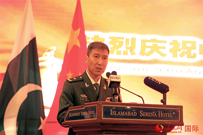 中国驻巴基斯坦大使馆国防武官王忠在招待会上致辞。人民网 瓦卡斯·阿赫迈德摄
