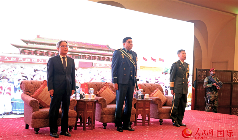 中国驻巴基斯坦大使姜再冬（左）、巴基斯坦空军参谋长扎希尔·西杜（中）、中国驻巴基斯坦大使馆国防武官王忠（右）出席招待会。人民网 瓦卡斯·阿赫迈德摄