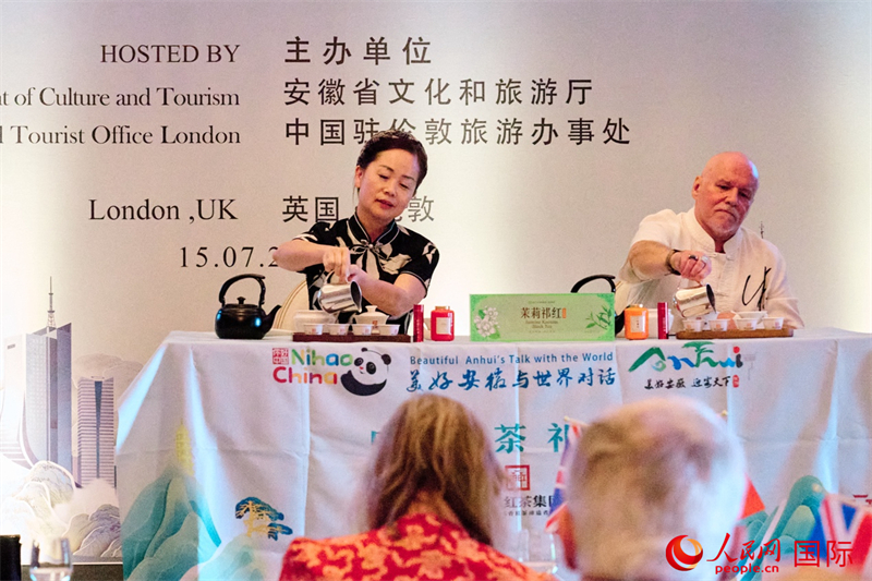 英国汉学家詹姆斯·特拉普受邀体验中国茶道。杨浩鹏摄