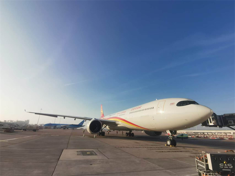 海南航空空客A330neo客机停靠在英国曼彻斯特国际机场。主办方供图