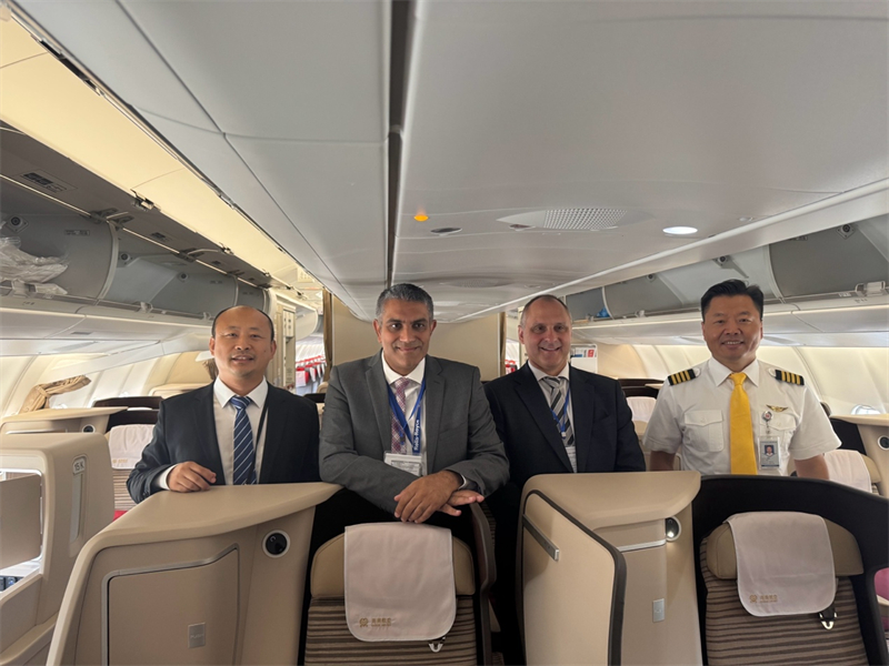中英航空界代表参观空客A330neo客机。主办方供图