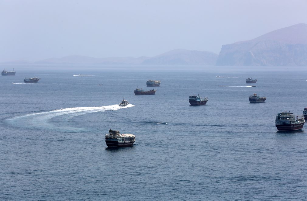 这是2026年6月20日在阿曼北部小镇海塞卜拍摄的霍尔木兹海峡南侧现状。新华社记者温新年摄