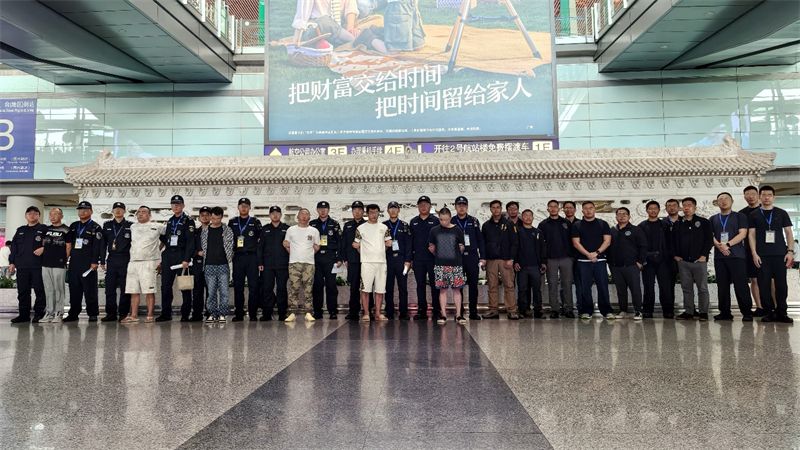 中菲联手捣毁电诈窝点并遣返6名犯罪嫌疑人。中国驻菲律宾使馆供图