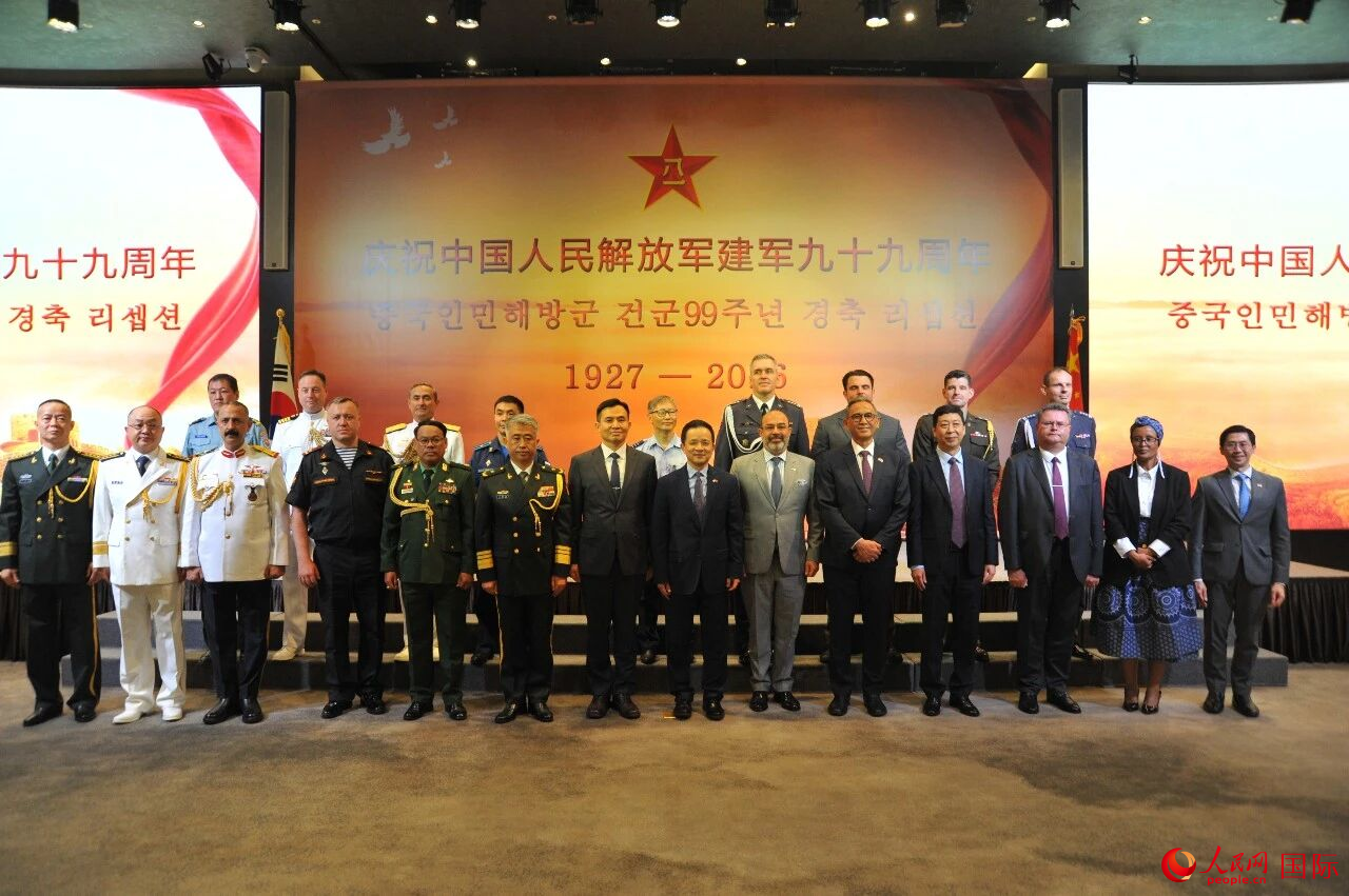 出席招待会的嘉宾合影留念。人民网记者 汪思源摄