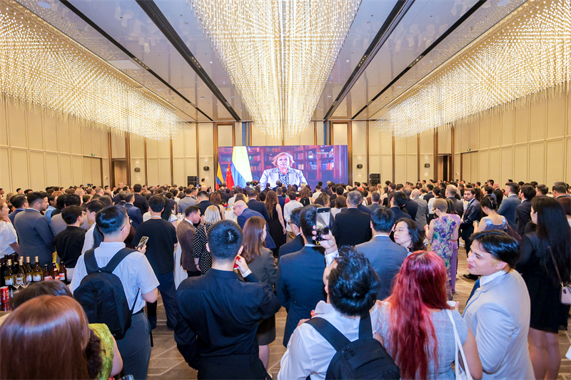 哥伦比亚独立216周年招待会现场，哥伦比亚外交部长罗莎·约兰达·比利亚维森西奥发表视频致辞。哥伦比亚驻华大使馆供图