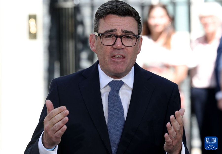 7月20日，伯纳姆在英国伦敦唐宁街10号首相府前发表讲话。新华社记者 李颖 摄