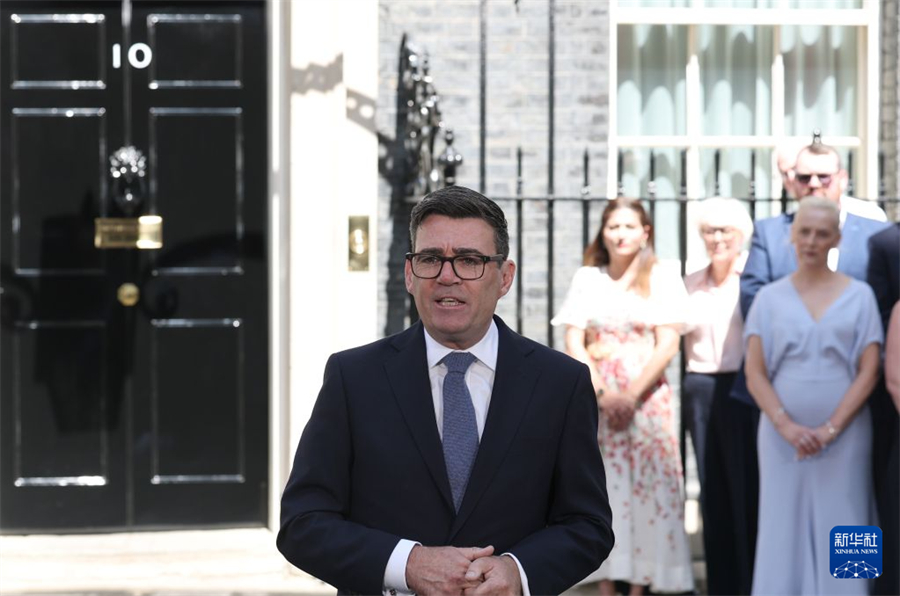 7月20日，伯纳姆在英国伦敦唐宁街10号首相府前发表讲话。新华社记者 李颖 摄