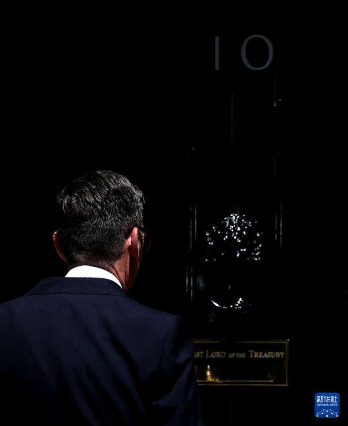 7月20日，伯纳姆在发表讲话后走入英国伦敦唐宁街10号首相府。新华社记者 李颖 摄