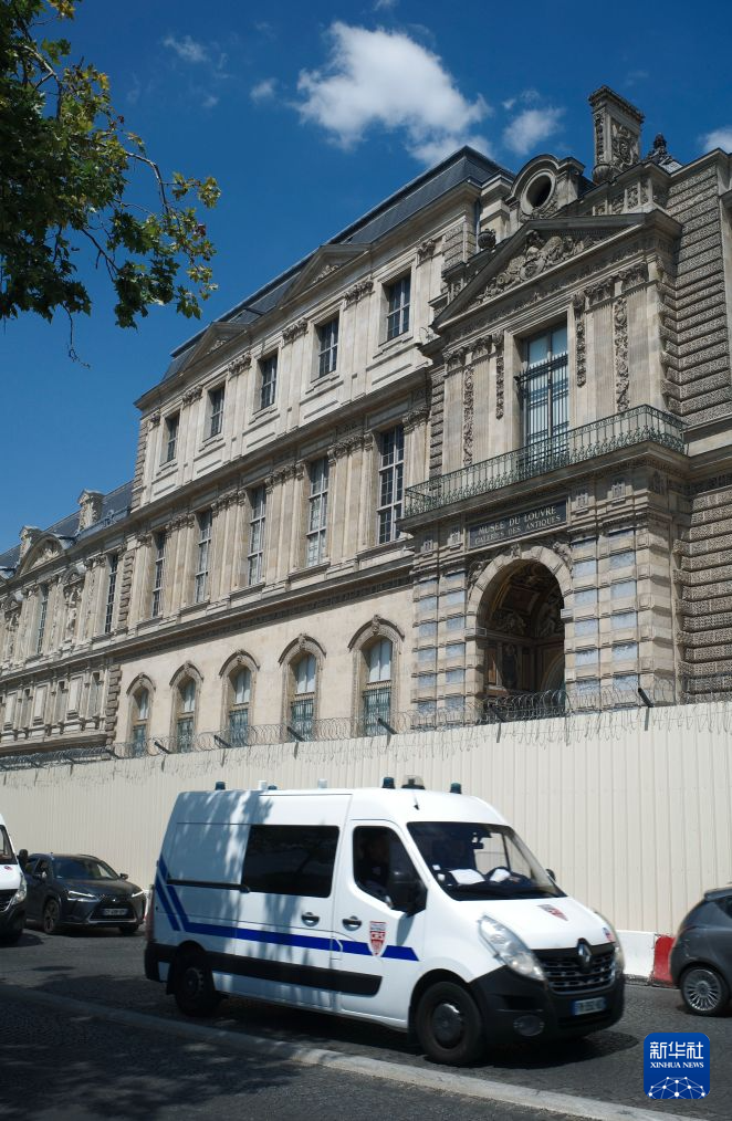 7月21日，在法国巴黎，一辆警车经过去年珠宝劫案中窃贼出入的卢浮宫二楼阳台。新华社记者 邬惠我 摄