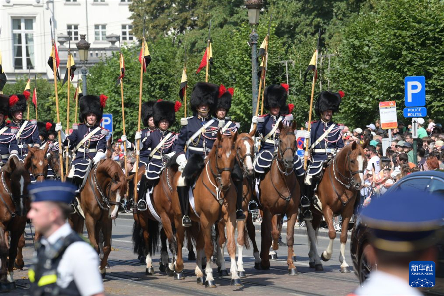7月21日，在比利时首都布鲁塞尔，骑兵队伍参加国庆日阅兵仪式。新华社记者 翁忻旸 摄