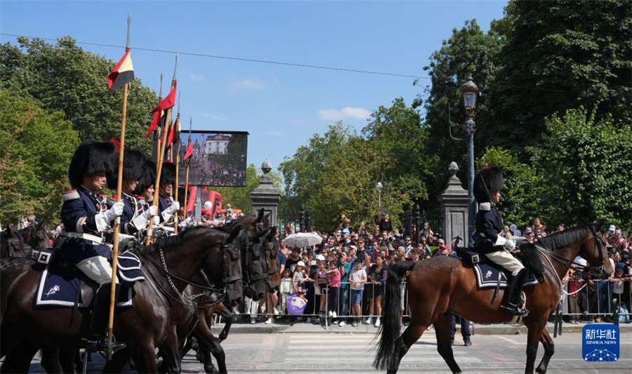 7月21日，在比利时首都布鲁塞尔，骑兵队伍参加国庆日阅兵仪式。新华社记者 翁忻旸 摄