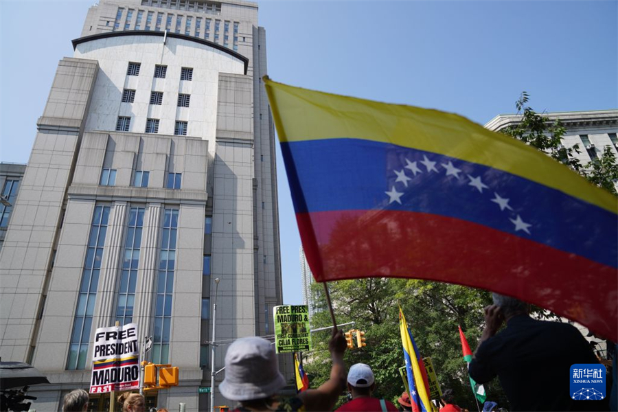 7月22日，人们在美国纽约南区联邦地区法院外举行抗议活动。新华社记者 张凤国 摄