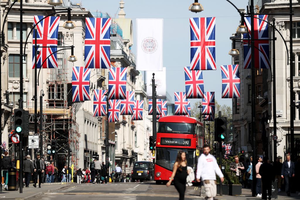 2023年5月3日，人们走在英国伦敦街头。新华社记者李颖摄