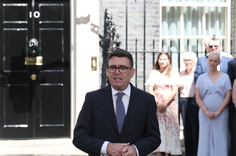 2026年7月20日，伯纳姆在英国伦敦唐宁街10号首相府前发表讲话。新华社记者李颖摄