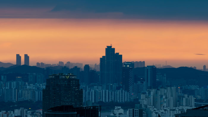 这是7月18日在韩国首尔的南山塔上拍摄的黄昏景色。新华社发（全休相摄）