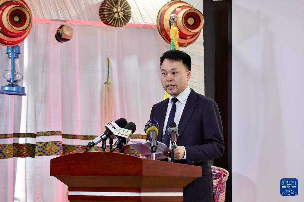 7月27日，在埃塞俄比亚首都亚的斯亚贝巴，中南大学湘雅医院副院长、中非医院联盟腔镜微创外科联合工作组负责人刘龙飞在中非微创医学伙伴计划启动仪式上致辞。新华社记者 耿馨宁 摄
