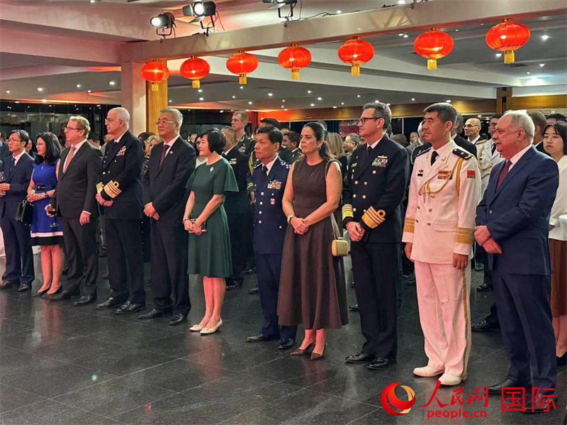 当地时间7月21日，中国驻巴西大使馆举行庆祝中国人民解放军建军99周年招待会，图为中国驻巴西大使祝青桥（左五）等出席招待会。 人民网记者 陈一鸣摄
