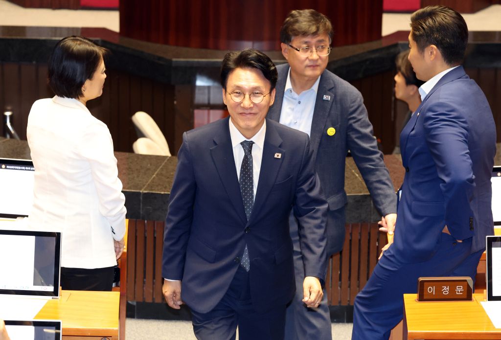 2025年7月3日，在韩国首尔，金民锡（前）在韩国国会参加会议。新华社/纽西斯通讯社