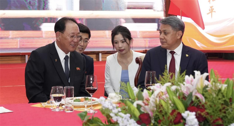 招待会上，王亚军与努光铁亲切交流。 中国驻朝鲜使馆供图