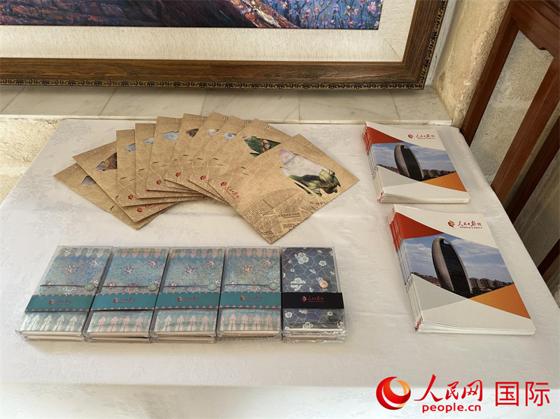 活动现场展示的人民日报社宣传资料。 人民网记者 陈一鸣摄