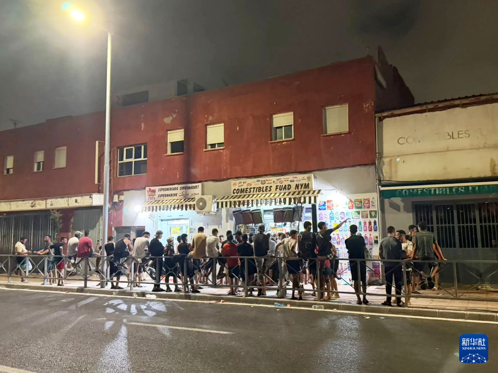 7月30日，非法移民聚集在西班牙北非飞地休达一处便利店前。新华社发（刘文勇摄）