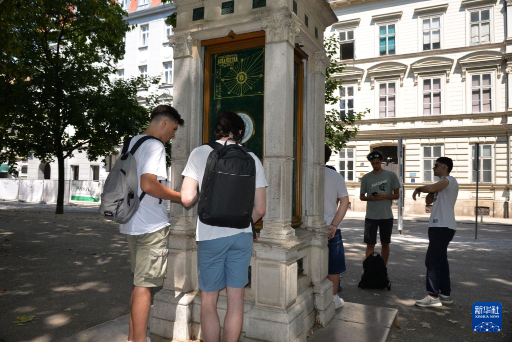 8月1日，在克罗地亚首都萨格勒布，人们聚在古老气象装置周围。新华社记者 马震 摄