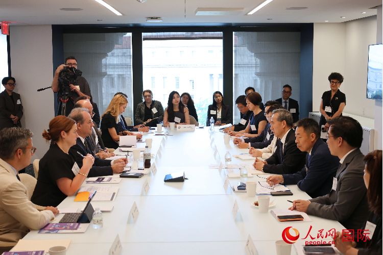 7月31日，中国贸促会组织中国企业家代表团在华盛顿与美中贸易全国委员会及其会员企业交流座谈。人民网记者 李志伟摄