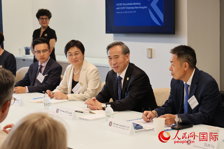 中国贸促会会长任鸿斌在座谈会上发言。人民网记者 李志伟摄