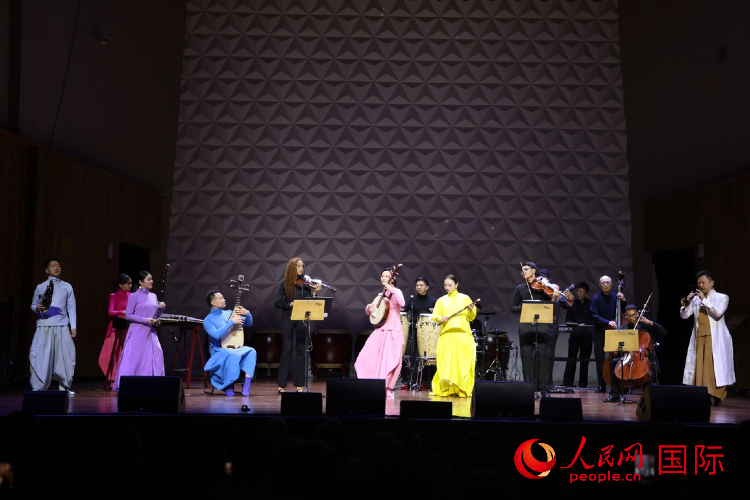当地时间7月30日晚，上海民族乐团《中国色》音乐会在巴西里约热内卢上演。图为演出尾声，中巴两国艺术家共同演奏。人民网记者 时元皓摄