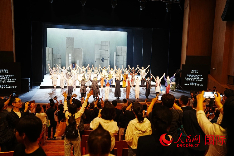 演出落幕，演员们登台谢幕，向现场观众致意。台下掌声不断，观众纷纷举起手机记录这一刻。人民网记者 汪思源摄