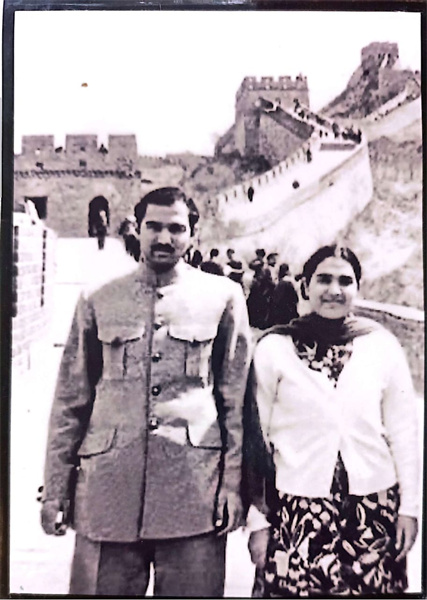 1972年，穆沙希德（左）与家人一起参观长城。受访者供图