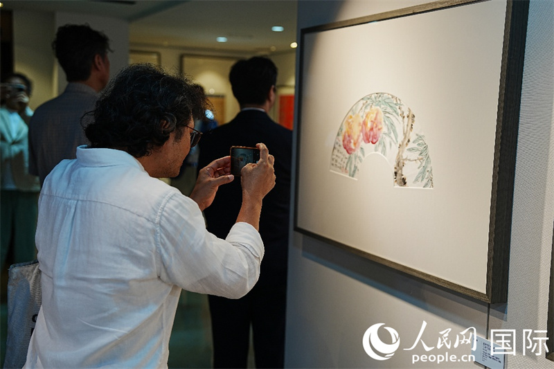 韩国民众在展览期间观看画作。 人民网记者 汪思源摄